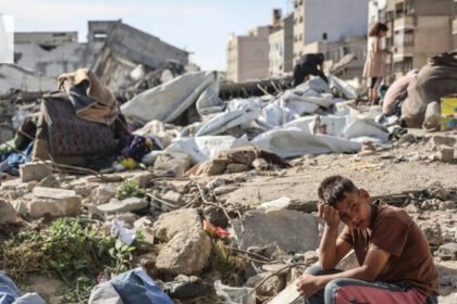 Asap mengepul di Lebanon selatan usai serangan udara Israel di tengah meningkatnya konflik regional.