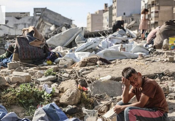 Asap mengepul di Lebanon selatan usai serangan udara Israel di tengah meningkatnya konflik regional.
