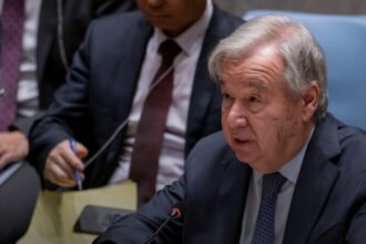 Sekretaris Jenderal PBB Antonio Guterres menyambut kesepakatan perdamaian antara Amerika Serikat dan Iran yang mencakup gencatan senjata permanen, pembukaan Selat Hormuz, serta kelanjutan negosiasi diplomatik.