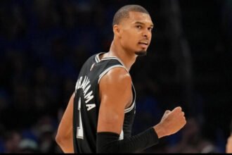 Victor Wembanyama kembali mencuri perhatian bukan hanya karena performanya di NBA Finals 2026, tetapi juga karena keputusan menolak kontrak sponsor minuman bersoda bernilai puluhan miliar rupiah demi menjaga prinsip hidupnya.