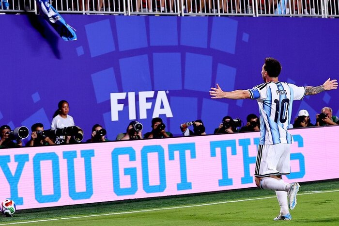 Lionel Messi merayakan salah satu golnya saat membawa Argentina menang 3-0 atas Aljazair di Piala Dunia 2026, meski aksinya juga memicu kontroversi terkait keputusan wasit.