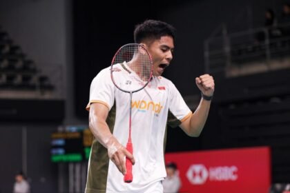 Moh Zaki Ubaidillah tampil dominan saat menyingkirkan Justin Hoh di perempat final Australian Open 2026 dan menjaga peluang terciptanya final sesama wakil Indonesia.
