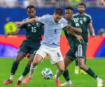 Maxi Araujo menyelamatkan Uruguay dari kekalahan saat menghadapi Arab Saudi dalam laga sengit Grup H Piala Dunia yang berakhir imbang 1-1.