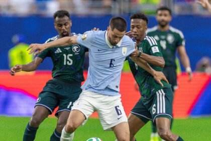 Maxi Araujo menyelamatkan Uruguay dari kekalahan saat menghadapi Arab Saudi dalam laga sengit Grup H Piala Dunia yang berakhir imbang 1-1.