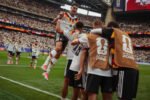 Jerman membuka Piala Dunia 2026 dengan kemenangan telak 7-1 atas Curacao, sementara Manuel Neuer mencatat sejarah sebagai kiper kedua yang tampil dalam lima edisi Piala Dunia.