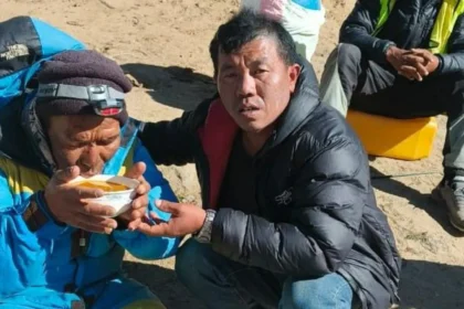 Sempat Didoakan Meninggal oleh Istrinya, Pemandu ini Selamat Setelah 6 Hari Hilang di Puncak Everest