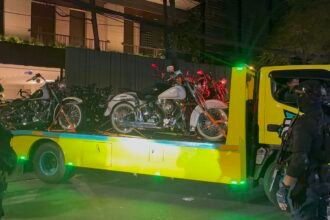 Breaking! Garasi Mewah Eks Wamen Imipas Dikuras, Mobil Towing KPK Angkut Moge, Ducati dan Porsche