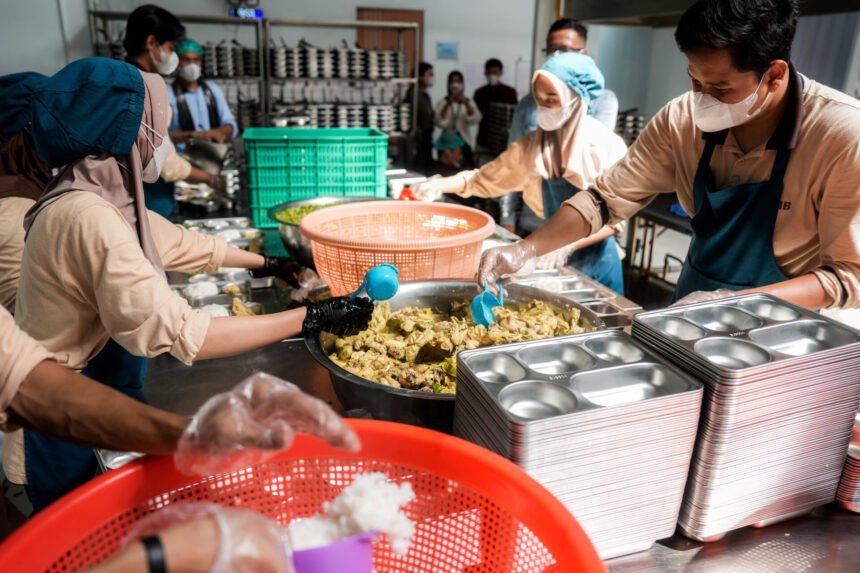 Petani hingga Emak-emak Pasang Badan Tolak Penghapusan MBG: "Kakak Mahasiswa, Jangan Rampas Hak Kami!