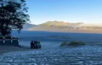 Suhu Anjlok di Bawah 5 Derajat, Lautan Pasir Bromo Berubah Jadi Hamparan Es Kristal