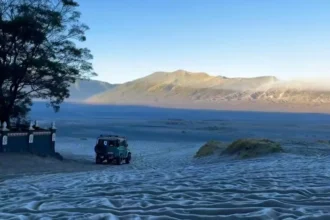 Suhu Anjlok di Bawah 5 Derajat, Lautan Pasir Bromo Berubah Jadi Hamparan Es Kristal