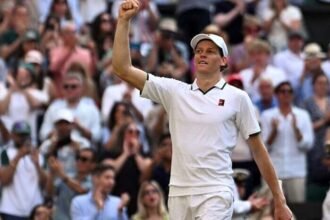Jannik Sinner mengalahkan Novak Djokovic 6-4, 6-4, 6-4 pada semifinal Wimbledon 2026 dan melaju ke final menghadapi Alexander Zverev.