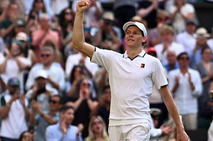 Jannik Sinner mengalahkan Novak Djokovic 6-4, 6-4, 6-4 pada semifinal Wimbledon 2026 dan melaju ke final menghadapi Alexander Zverev.