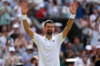 Novak Djokovic mencetak sejarah baru di Wimbledon 2026 setelah mengoleksi 106 kemenangan tunggal putra, melampaui rekor Roger Federer dan melaju ke perempat final.