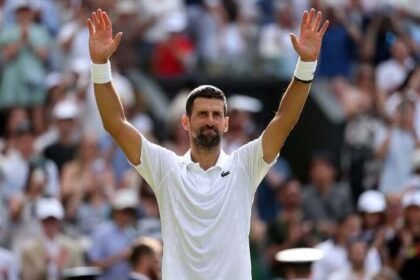 Novak Djokovic mencetak sejarah baru di Wimbledon 2026 setelah mengoleksi 106 kemenangan tunggal putra, melampaui rekor Roger Federer dan melaju ke perempat final.