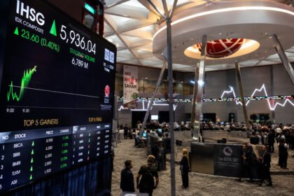 IHSG dibuka menguat ke level 5.936,04 pada perdagangan Jumat, sementara analis menilai indeks masih bergerak terbatas di tengah pelemahan konsumsi masyarakat.