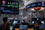 IHSG mengakhiri sesi pertama perdagangan Senin di zona hijau dengan kenaikan tipis, ditopang sentimen global dan optimisme investor.