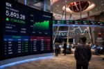 IHSG mengawali perdagangan Senin dengan menguat 0,30 persen ke level 5.893,28, sementara Indeks LQ45 juga dibuka di zona positif.