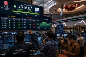 IHSG menutup perdagangan awal pekan di level 5.916,07 setelah menguat 0,69 persen dengan peluang melanjutkan kenaikan menuju area psikologis 6.000.