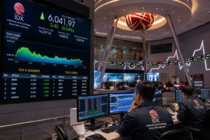 IHSG hari ini diprediksi melanjutkan penguatan setelah bertahan di level 6.000 selama dua hari, didukung sentimen positif The Fed dan perlambatan inflasi AS.