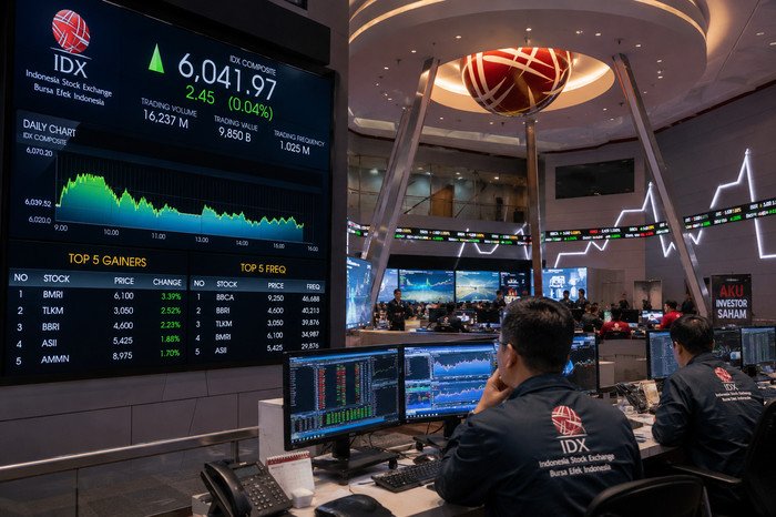 IHSG hari ini diprediksi melanjutkan penguatan setelah bertahan di level 6.000 selama dua hari, didukung sentimen positif The Fed dan perlambatan inflasi AS.