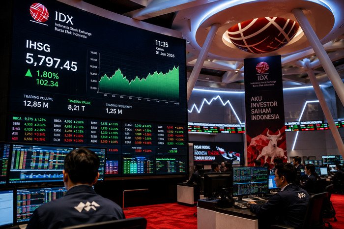 IHSG menguat hingga 1,80 persen pada perdagangan Kamis didorong sentimen kebijakan The Fed, sementara investor juga mencermati inflasi dan neraca perdagangan Indonesia.