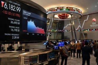 IHSG hari ini ditutup merosot 2,1 persen ke level 6.182,99 akibat tekanan sentimen global, lonjakan harga minyak, konflik Timur Tengah, dan tarif baru Amerika Serikat.