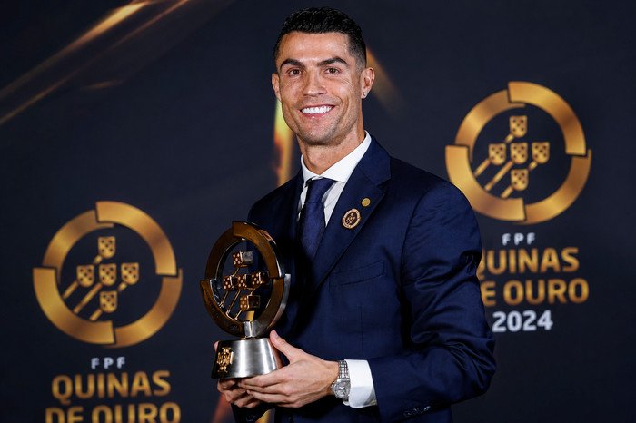Cristiano Ronaldo terus mengukir sejarah dengan sederet rekor luar biasa, mulai dari pencetak gol terbanyak, penguasa Liga Champions, hingga menjadi pemain pertama yang mencetak gol di enam edisi Piala Dunia.