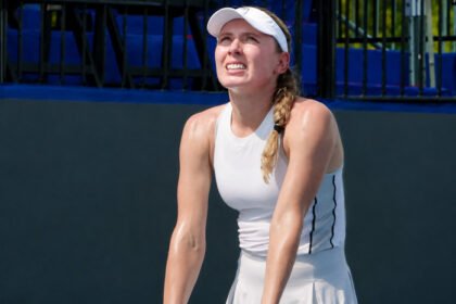 Ekaterina Alexandrova kolaps akibat cuaca panas saat tampil di WTA Memphis 2026, sementara Kristina Liutova mencatat kemenangan perdana di babak utama dengan penuh emosi.