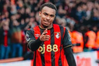 Tottenham dikabarkan siap mengajukan tawaran hampir 100 juta euro untuk Eli Junior Kroupi, membuat peluang PSG merekrut striker muda Bournemouth semakin sulit.