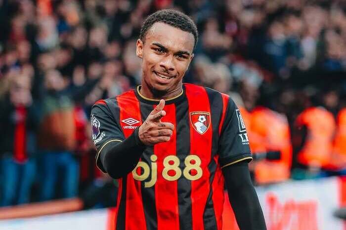 Tottenham dikabarkan siap mengajukan tawaran hampir 100 juta euro untuk Eli Junior Kroupi, membuat peluang PSG merekrut striker muda Bournemouth semakin sulit.