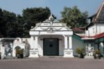 Geger Sepehi 1812 menjadi salah satu peristiwa paling dramatis dalam sejarah Yogyakarta ketika Keraton diserbu pasukan Inggris dan kehilangan harta serta manuskrip berharga.