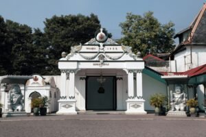 Geger Sepehi 1812 menjadi salah satu peristiwa paling dramatis dalam sejarah Yogyakarta ketika Keraton diserbu pasukan Inggris dan kehilangan harta serta manuskrip berharga.