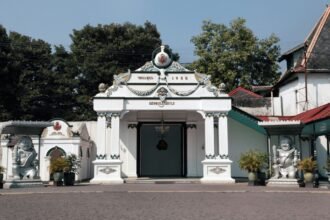Geger Sepehi 1812 menjadi salah satu peristiwa paling dramatis dalam sejarah Yogyakarta ketika Keraton diserbu pasukan Inggris dan kehilangan harta serta manuskrip berharga.