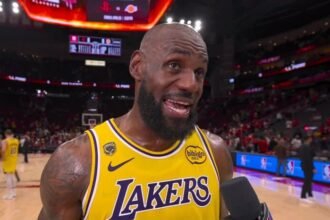 LeBron James dikabarkan menunda pengumuman klub barunya setelah merasa terganggu oleh komentar Komisaris NBA Adam Silver mengenai status free agency.