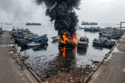 Dua Kapal Terbakar Hebat di Pluit, Puluhan Damkar Dikerahkan ke Lokasi