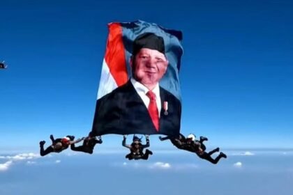 Hari Bhayangkara, Atraksi Penerjun Payung Polri Kibarkan Foto Prabowo Warnai Langit Cikeas