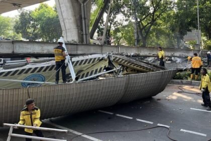 Imbas Truk Towing 'Senggol' JPO Tendean, Jembatan Dipotong-Potong dan Jalan Ditutup