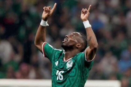 Pesan haru ibu Julian Quiñones usai kemenangan Meksiko atas Ekuador menjadi sorotan dan memperkuat dukungan publik kepada sang striker di Piala Dunia 2026.