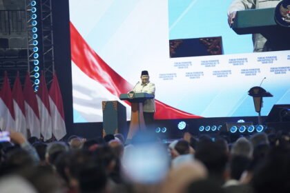 Presiden Prabowo Subianto menyiapkan koperasi nelayan modern dengan cold storage, pabrik es, dan kapal besar untuk meningkatkan kesejahteraan masyarakat pesisir.