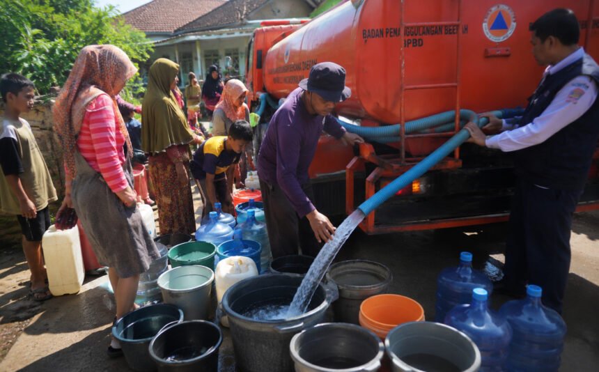 Kekeringan Hantam Sejumlah Wilayah Jabar, Warga Andalkan Bantuan Air