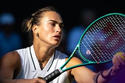 Aryna Sabalenka mendapat sorakan penonton Wimbledon setelah aksi emosionalnya usai kalah dari Naomi Osaka di Centre Court.