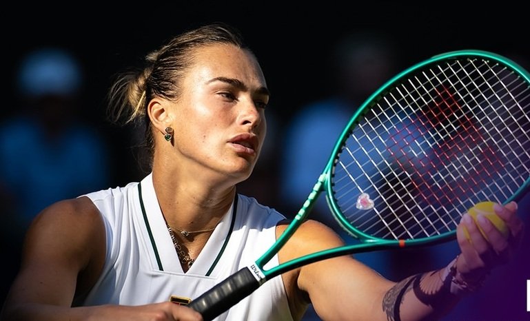 Aryna Sabalenka mendapat sorakan penonton Wimbledon setelah aksi emosionalnya usai kalah dari Naomi Osaka di Centre Court.