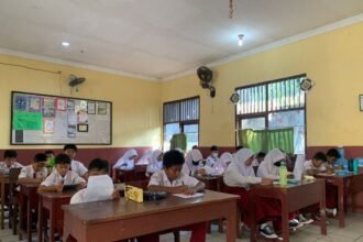 Program Sekolah Kembali menjadi strategi jemput bola Pemprov DKI Jakarta untuk mengembalikan anak putus sekolah ke dunia pendidikan melalui jalur formal maupun nonformal.