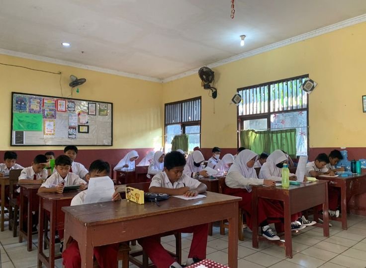 Program Sekolah Kembali menjadi strategi jemput bola Pemprov DKI Jakarta untuk mengembalikan anak putus sekolah ke dunia pendidikan melalui jalur formal maupun nonformal.