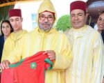 Raja Mohammed VI memberikan apresiasi langsung kepada Achraf Hakimi dan pelatih Mohammed Wahbi setelah Maroko memastikan tiket ke perempat final Piala Dunia 2026.