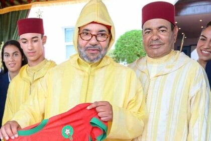 Raja Mohammed VI memberikan apresiasi langsung kepada Achraf Hakimi dan pelatih Mohammed Wahbi setelah Maroko memastikan tiket ke perempat final Piala Dunia 2026.