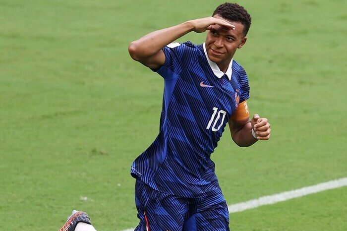 Kylian Mbappé mencetak dua gol dan memimpin klasemen Sepatu Emas, tetapi Prancis harus mengakui keunggulan Inggris dengan skor 6-4.
