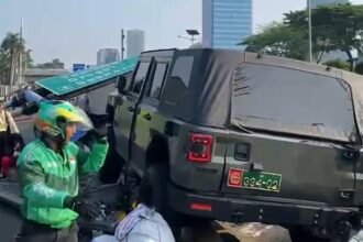 Mobil Dinas TNI Kecelakaan di Exit Tol Slipi, Tiang Rambu Roboh