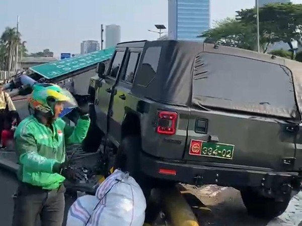 Mobil Dinas TNI Kecelakaan di Exit Tol Slipi, Tiang Rambu Roboh
