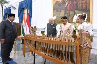 Diberi Oleh-oleh Angklung oleh Presiden Prabowo, PM India Spontan Ikut Mainkan Lagu 'Kuch Kuch Hota Hai'